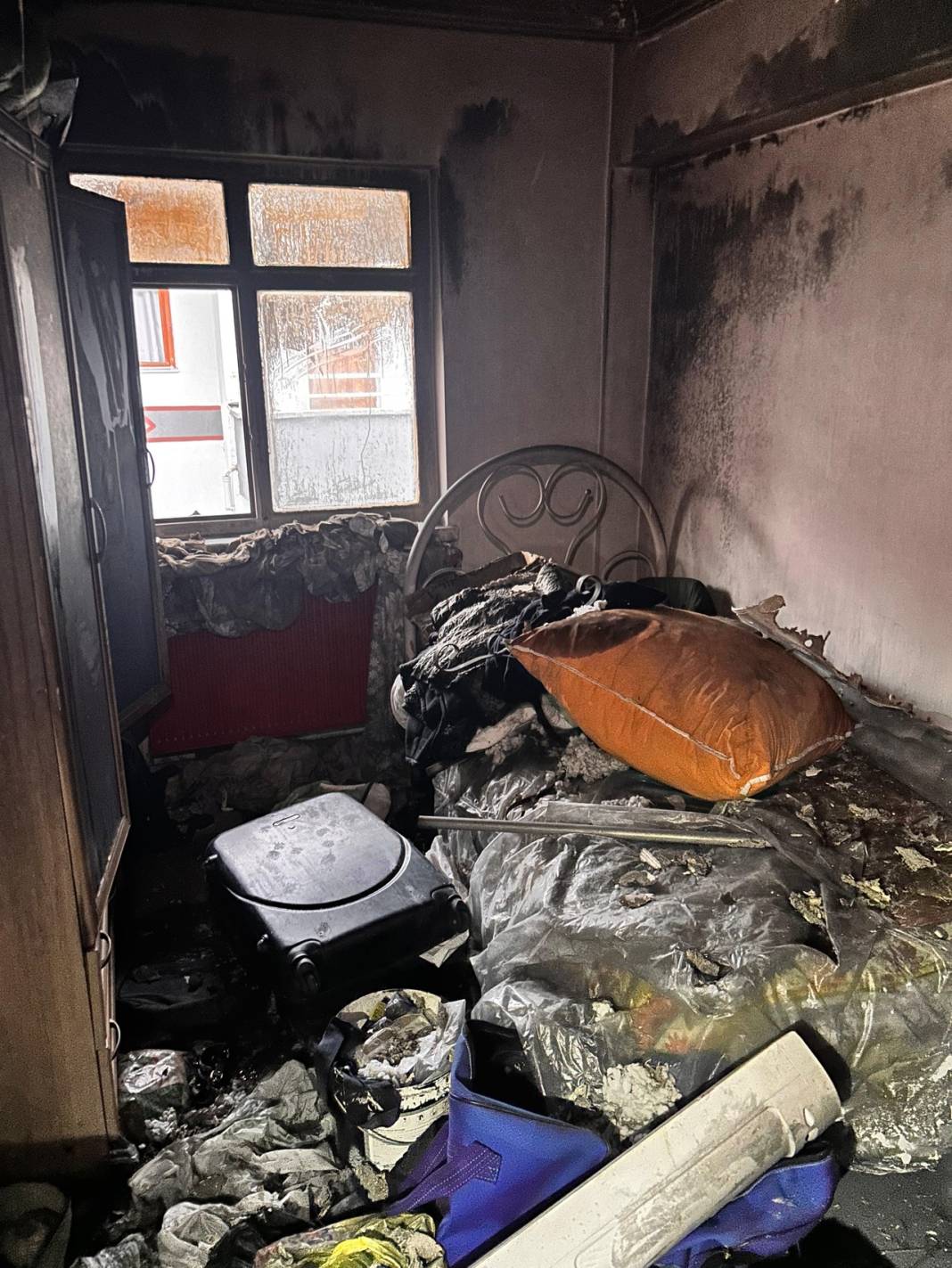 Evini ateşe verdi, balkona çıkıp izledi 3